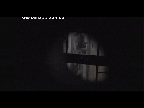 ❤️ Блонди ба таври махфӣ аз ҷониби як сайёҳи ҳамсоя, ки паси хиштҳои холӣ пинҳон шудааст, сабт мешавад ❤️❌  Секс  дар мо ️❤